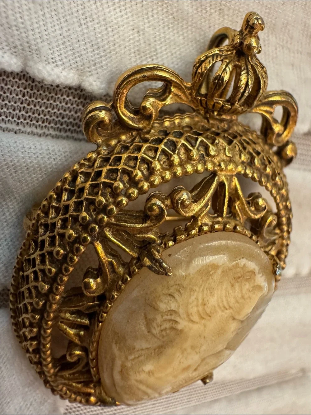 Vintage Signed FLORENZA Crown Cameo Brooch Pendant Gold Tone Ornate Filigree